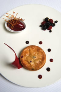 Tarte soufflée Blue Belle et sorbet fruits rouges - Chef Nicolas Conraux ©B.Galéron/Germicopa