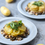 Gateau-de-Celtiane-coquillages-sautes-au-gingembre-et-herbes